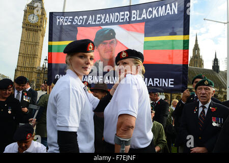 Une manifestation en soutien du Sgt Alexander Blackman, un marine qui purge une peine de prison à vie pour meurtre d'un insurgé taliban blessé, est maintenu en place du Parlement que des militaires sont mis en garde par le ministère de la Défense de ne pas y assister. En vedette : Sup Banque D'Images