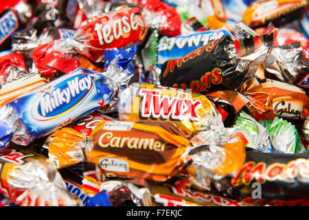 Une sélection de chocolats d'une boîte de célébrations. Banque D'Images