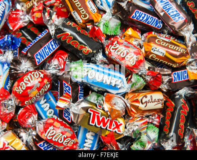 Une sélection de chocolats d'une boîte de célébrations. Banque D'Images