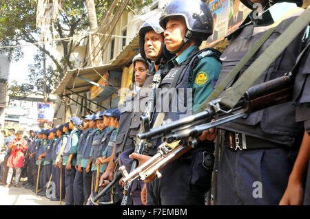 Dhaka, Bangladesh. 30Th Nov, 2015. Des policiers montent la garde du Bangladesh à l'extérieur une cour à Dhaka, Bangladesh, le 30 novembre 2015. Un tribunal de la capitale du Bangladesh Dhaka a mis en liberté provisoire à l'ex-Premier Ministre Khaleda Zia dans une affaire déposée par l'organisme anti-corruption. Shariful Islam Crédit :/Xinhua/Alamy Live News Banque D'Images