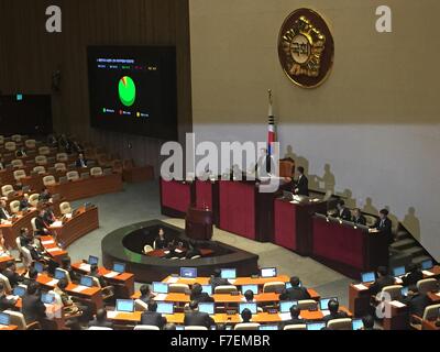 (151130) -- Séoul, le 30 novembre 2015 (Xinhua) -- La loi de ratification de l'accord de libre-échange Corée China-South a été adoptée par l'Assemblée nationale par une majorité de 196 à 33 avec 36 abstentions, à Séoul, Corée du Sud, le 30 novembre 2015. Le parlement de la Corée du Sud a ratifié lundi son accord de libre-échange (ALE) avec la Chine au cours de la session plénière. (Xinhua/Seongbin Kang) Banque D'Images