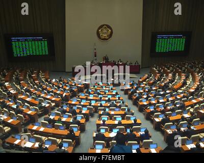 (151130) -- Séoul, le 30 novembre 2015 (Xinhua) -- La loi de ratification de l'accord de libre-échange Corée China-South est passé par l'Assemblée nationale par une majorité de 196 à 33 avec 36 abstentions, à Séoul, Corée du Sud, le 30 novembre 2015. Le parlement de la Corée du Sud a ratifié lundi son accord de libre-échange (ALE) avec la Chine au cours de la session plénière. (Xinhua/Seongbin Kang) Banque D'Images