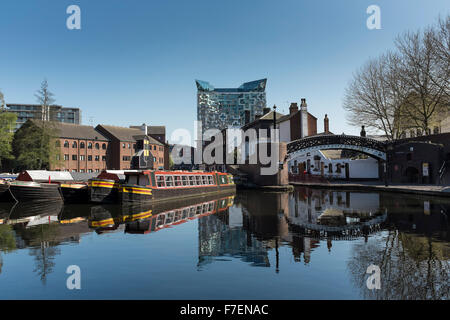 Rue du gaz et le bassin du cube dans l'arrière-plan, Birmingham, UK Banque D'Images