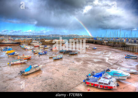 Rainbow English Harbour Torquay Devon England uk en HDR colorés avec des bateaux à marée basse et la vue à Torquay Banque D'Images