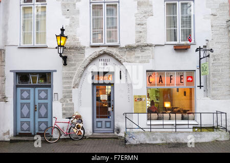 Anneli Viik Cafe Chocolat dans la vieille ville de Tallinn, Estonie Banque D'Images