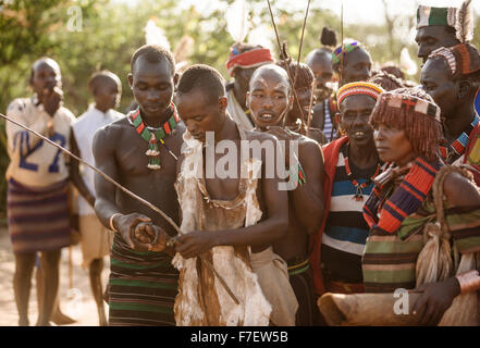 Sautant des taureaux Cérémonie, Tribu Hamar, Turmi, vallée de l'Omo, Ethiopie Banque D'Images