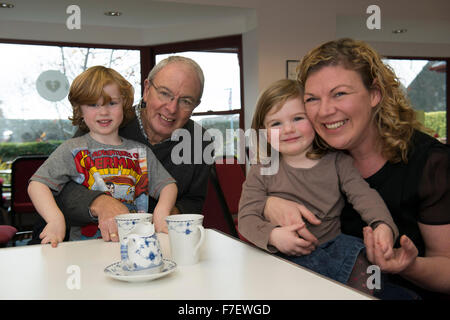 L'Église d'Écosse est accueillant le plus grand nombre de ministres stagiaire en cinq ans : Louise Purden avec ses enfants, Ryan 4 et Christina 3 et son père Rev John McPake à Liberton Kirk Édimbourg. L'Église d'Écosse est accueillant le plus grand nombre de ministres stagiaire en 5 ans, comme il prévoit des centaines de ses ministres paroissiaux atteindre l'âge de la retraite dans la prochaine décennie. Il vient comme l'Église s'appuie sur son TomorrowÕs campagne d'appels pour promouvoir le ministère paroissial, avec un nouveau site de recrutement en ligne et un nouveau calendrier de l'Avent qui va vivre demain (1er décembre) avec 24 mess vidéo Banque D'Images