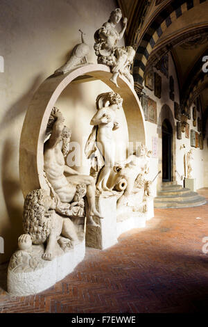 Fontaine de la Sala Grande par Bartolomeo Ammannati (1511-1592) (reconstruction du projet d'origine avec des copies en plâtre de Juno et deux paons et l'arc en ciel) en Museo Nazionale del Bargello, Florence, Italie Banque D'Images