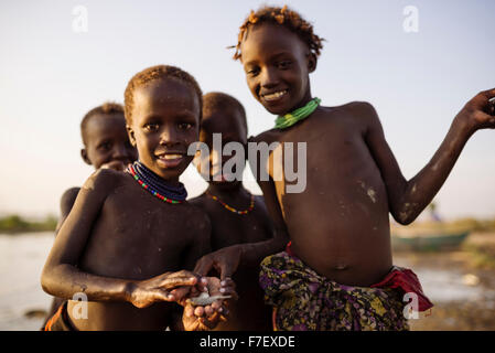 Les enfants de la pêche sur les rives du lac Turkana, Tribu Dassanech, vallée de l'Omo, Ethiopie Banque D'Images