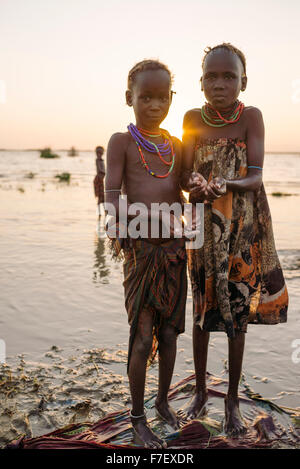 Les enfants de la pêche sur les rives du lac Turkana, Tribu Dassanech, vallée de l'Omo, Ethiopie Banque D'Images