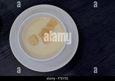 Soupe de maïs avec du pain sur la table en bois Banque D'Images