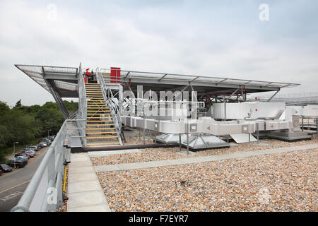 Le pont d'atterrissage de l'hélicoptère à l'hôpital Broomfield, Chelmsford, Royaume-Uni. Escalier d'accès montre et la climatisation centrale. Banque D'Images