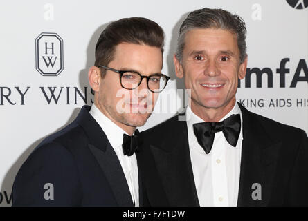 Assister à des célébrités 2015 amfAR Gala l'inspiration à Los Angeles Studios de lait. Avec : Matt Bomer, Simon les salles où : Los Angeles, California, United States Quand : 29 Oct 2015 Banque D'Images