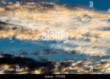 Magnifique Coucher de soleil sur des couleurs vives et Northumberland Nord Scottish Borders Royaume-uni UK Banque D'Images