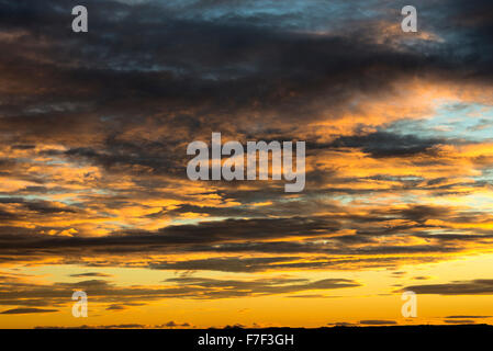 Magnifique Coucher de soleil sur des couleurs vives et Northumberland Nord Scottish Borders Royaume-uni UK Banque D'Images