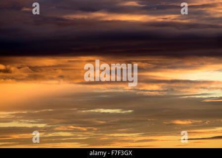 Magnifique Coucher de soleil sur des couleurs vives et Northumberland Nord Scottish Borders Royaume-uni UK Banque D'Images