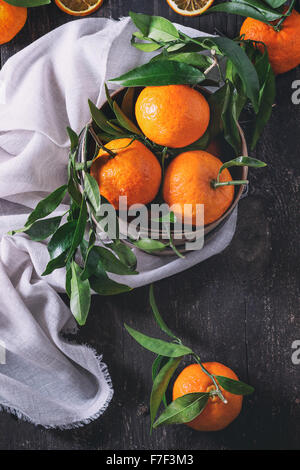 Mandarine avec des feuilles Banque D'Images