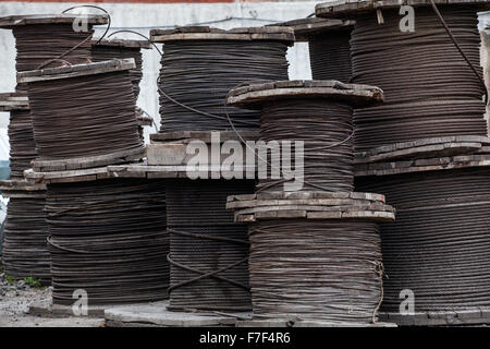 De gros rouleaux de câbles en acier Banque D'Images