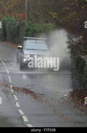 Swansea, Royaume-Uni. Lundi 30 novembre 2015 un 4x4 Mitsubishi dans une flaque d'eau à Brynmill Lane, Swansea, Pays de Galles, comme des vents violents et de fortes pluies a été touchant la plupart des régions sur le Royaume-Uni. Credit : D Legakis/Alamy Live News Banque D'Images