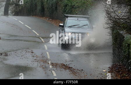 Swansea, Royaume-Uni. Lundi 30 novembre 2015 un 4x4 Mitsubishi dans une flaque d'eau à Brynmill Lane, Swansea, Pays de Galles, comme des vents violents et de fortes pluies a été touchant la plupart des régions sur le Royaume-Uni. Credit : D Legakis/Alamy Live News Banque D'Images