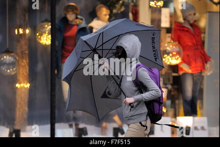 Swansea, Royaume-Uni. Lundi 30 novembre 2015 à ces consommateurs parapluies dans Oxford Street, Swansea, Pays de Galles, comme des vents violents et de fortes pluies a été touchant la plupart des régions sur le Royaume-Uni. Credit : D Legakis/Alamy Live News Banque D'Images