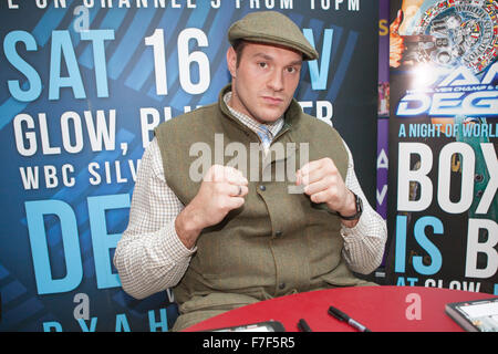 Boxer Tyson Fury au Bluewater Shopping Centre la promotion d'un match de boxe à Bluewater James Degale il entre et Dyah Davis. Banque D'Images