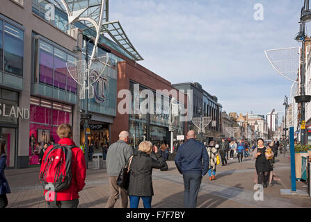 Les gens magasinent à l'entrée de Briggate pour les boutiques de Trinity Leeds Centre en hiver Leeds West Yorkshire Angleterre Royaume-Uni Grande-Bretagne Banque D'Images