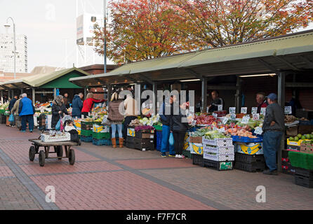 People Shoppers shopping à Leeds City centre Market stands en plein air Leeds West Yorkshire Angleterre Royaume-Uni GB Grande-Bretagne Banque D'Images