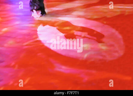 Danse de bal abstract digital painting en rouge, violet, noir, rose avec des pieds et une piste de danse de la lumière. Banque D'Images