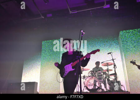 Matthew Healy et le 1975 à jouer un full à l'Oasis de spectacle à Swindon. Banque D'Images