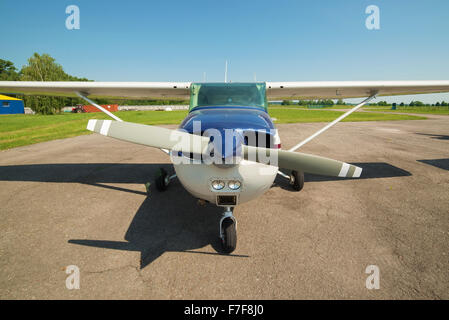 Petite hélice avion léger sur un aérodrome privé Banque D'Images