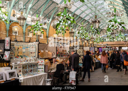 Apple Market dans le Covent Garden de Londres, décoré de décorations de Noël de GUI suspendu. Banque D'Images