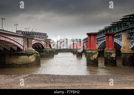 Voir à partir de la rive sud à nord sur la tamise Londres avec blackfriar bridge sur la gauche. Banque D'Images