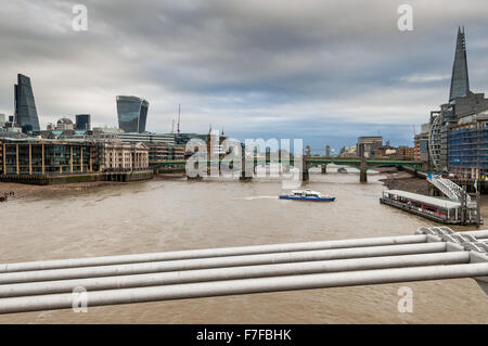 La vue depuis le pont du millénaire à Londres sur la tamise vers la rive. Banque D'Images