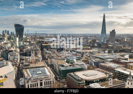 La vue de st.Paul's Cathedral sur Londres, sur la tamise et Londres les repères d'une journée par temps clair. Banque D'Images