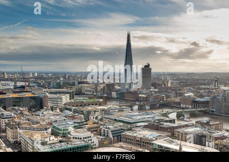 La vue de st.Paul's Cathedral sur Londres, sur la tamise et Londres les repères d'une journée par temps clair. Banque D'Images