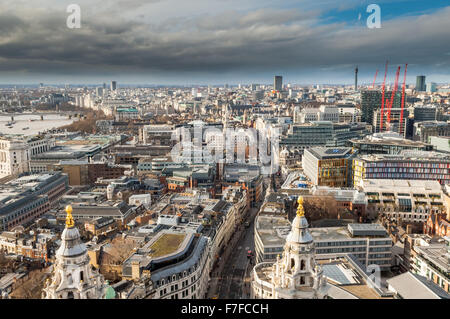 La vue de st.Paul's Cathedral sur Londres, sur la tamise et Londres les repères d'une intéressante journée météo. Banque D'Images