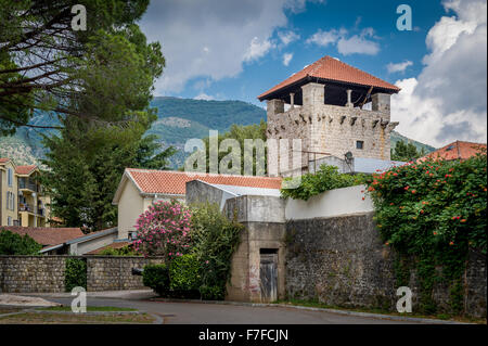 Ancienne forteresse watch tower dans le vieux quartier de Tivat Banque D'Images