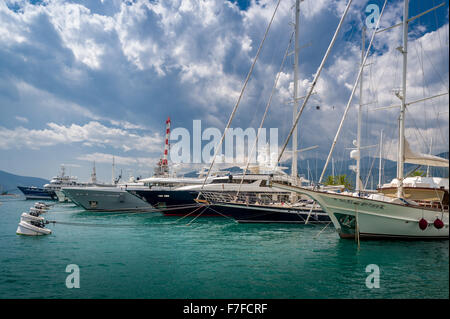 Bateau yacht de plaisance de Tivat Banque D'Images