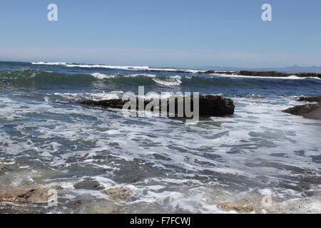 Surf se brisant sur les rochers Banque D'Images