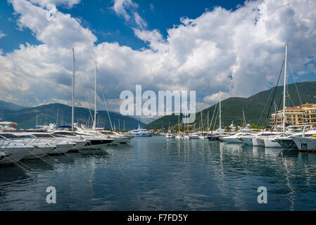 Mediterranean Yacht marina pleine de bateaux de luxe Banque D'Images