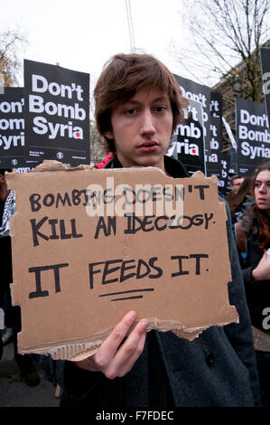 Ne pas attaquer la Syrie de protestation anti-guerre et mars en dehors de Downing Street London par l'arrêt de la guerre le 28 Nov 2015 Banque D'Images