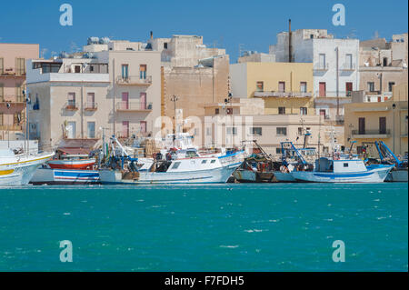 Port de Trapani en Sicile, bateaux de pêche amarrés dans le port de Trapani, en Sicile. Banque D'Images