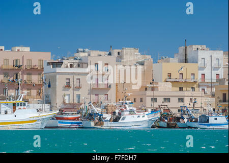 Ville de la côte de la Sicile, de bateaux de pêche amarré à quai dans le port de Trapani, en Sicile. Banque D'Images