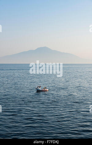 Pêcheur commercial vérifie ses pièges dans l'ombre du Vésuve, Naples, Italie Banque D'Images