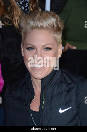 New York, NY, USA. 30Th Nov, 2015. Pink dehors et environ pour la célébrité Candids - MON, New York, NY 30 Novembre, 2015. Credit : Derek Storm/Everett Collection/Alamy Live News Banque D'Images