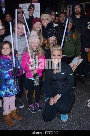New York, NY, USA. 30Th Nov, 2015. Pink dehors et environ pour la célébrité Candids - MON, New York, NY 30 Novembre, 2015. Credit : Derek Storm/Everett Collection/Alamy Live News Banque D'Images