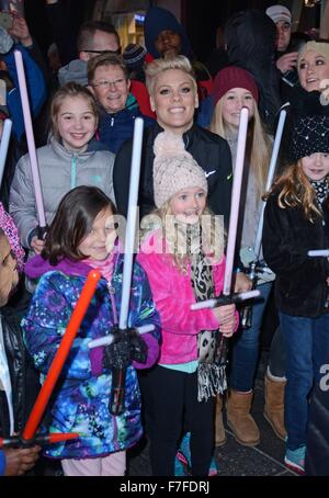 New York, NY, USA. 30Th Nov, 2015. Pink dehors et environ pour la célébrité Candids - MON, New York, NY 30 Novembre, 2015. Credit : Derek Storm/Everett Collection/Alamy Live News Banque D'Images