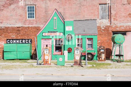 Vert pittoresque historique Conoco garage avec pompes de rouille n'est plus en usage dans la ville de commerce, Oklahoma, Route 66 Banque D'Images