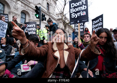 Ne pas attaquer la Syrie de protestation anti-guerre et mars en dehors de Downing Street London par l'arrêt de la guerre le 28 Nov 2015 Banque D'Images